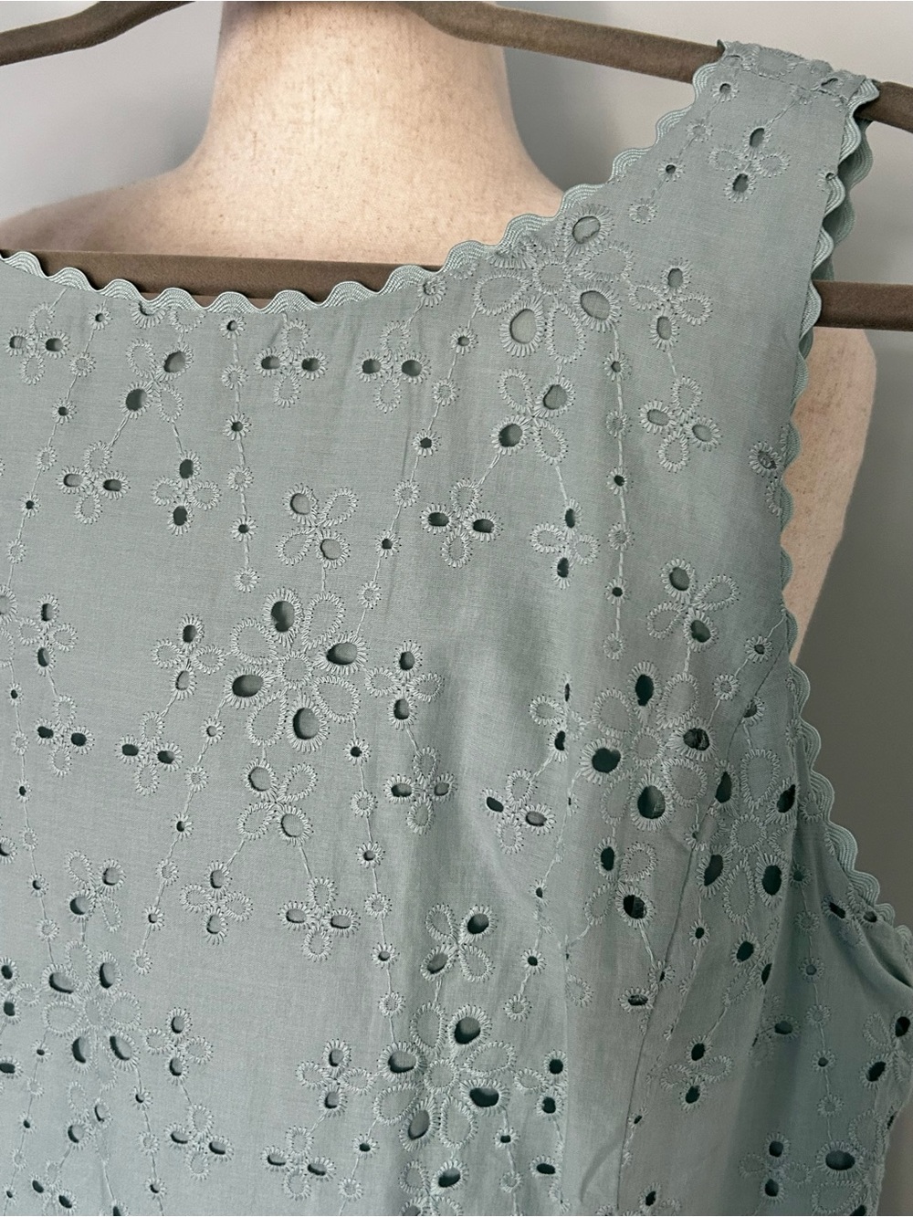NWT LOFT Scalloped Eyelet V-Back Mini Dress, size 14 - Picture 4 of 8